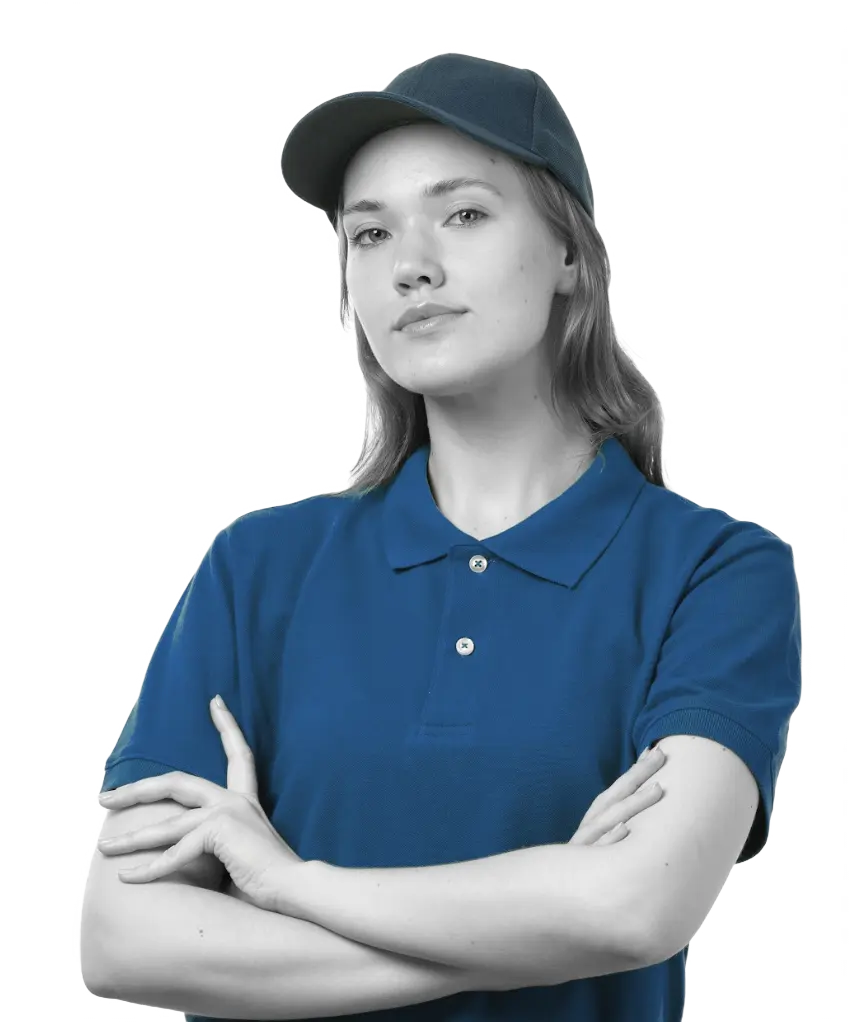Mulher com camisa tipo pôlo azul e boné azul